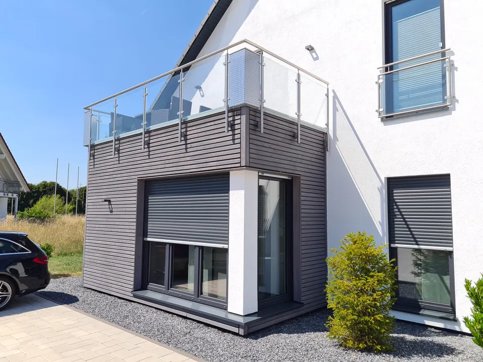 Modernes massa haus mit Holzfassade und Dachterrasse