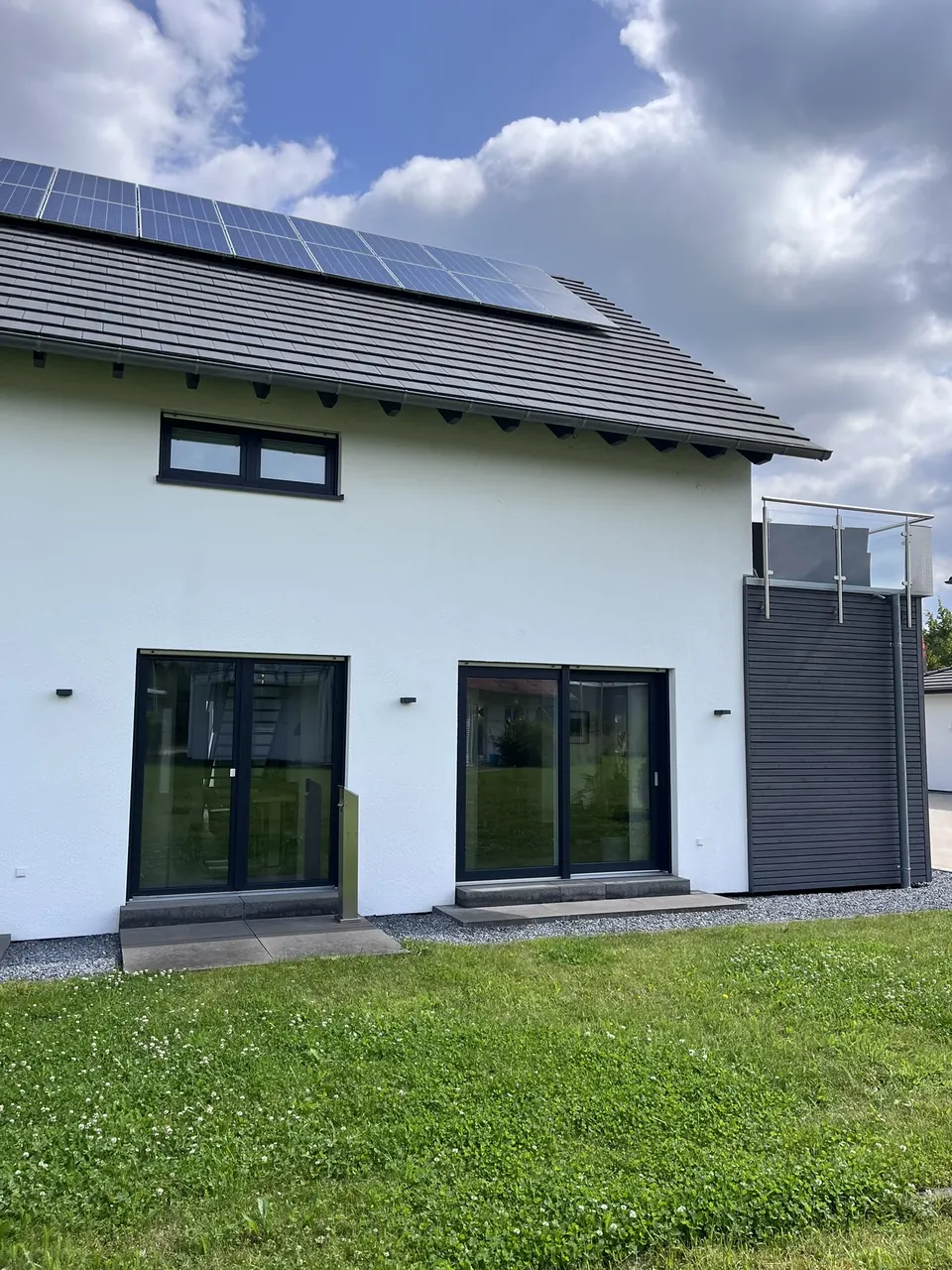 Fertiges massa haus mit Photovoltaikanlage