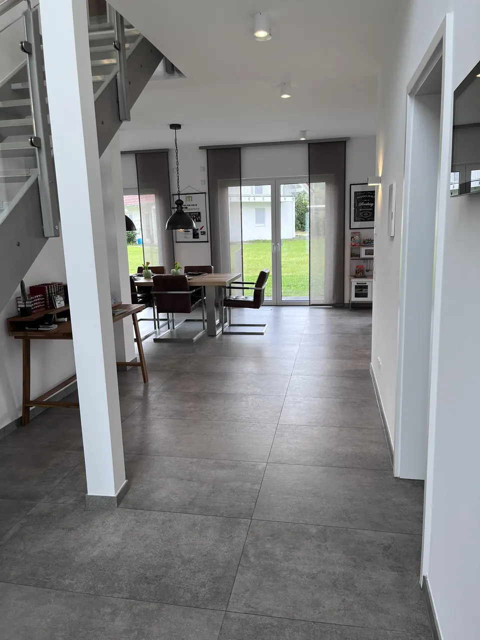 Galerie mit Treppe und Blick in den Wohnbereich
