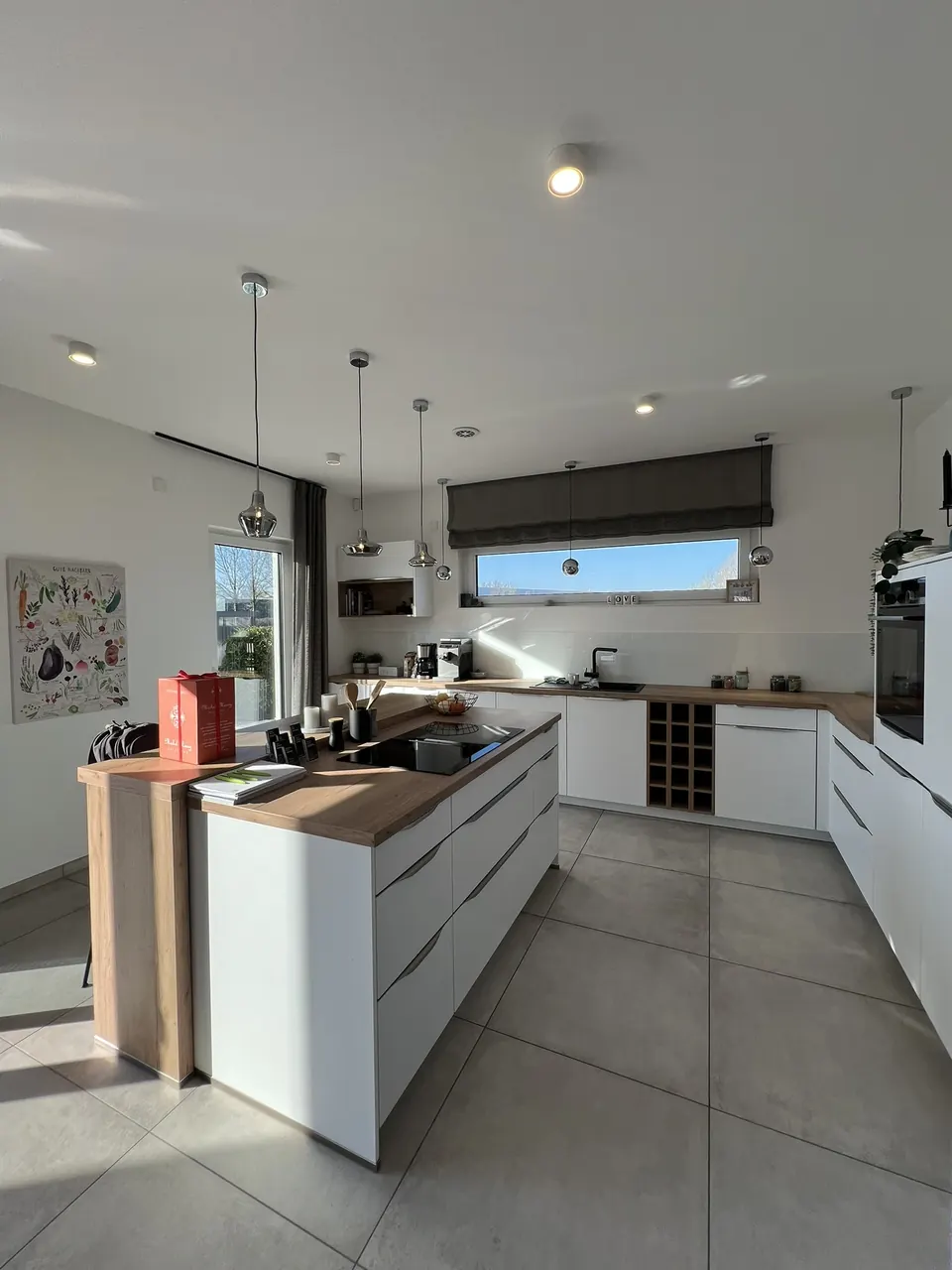 Helle Küche mit Kochinsel in einem massa haus