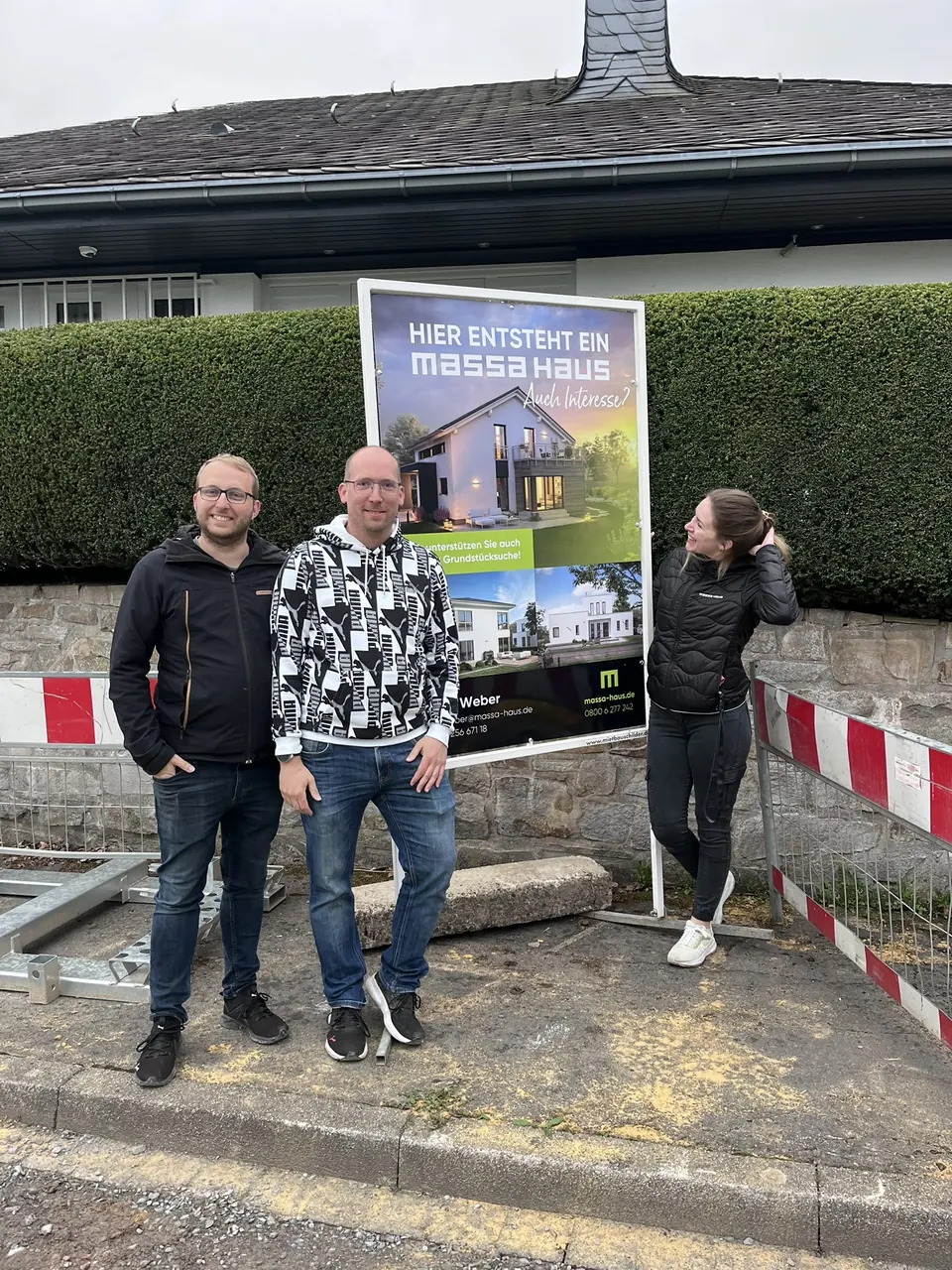Zwei Bauherren mit Marlen Weber am Bauschild ihres massa hauses