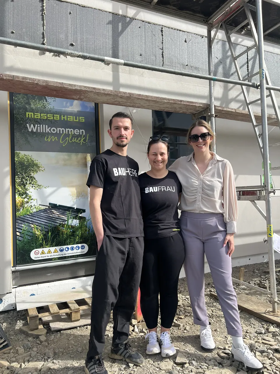 Baufamilie mit Marlen Weber vor dem Banner „Willkommen im Glück“ in Altena