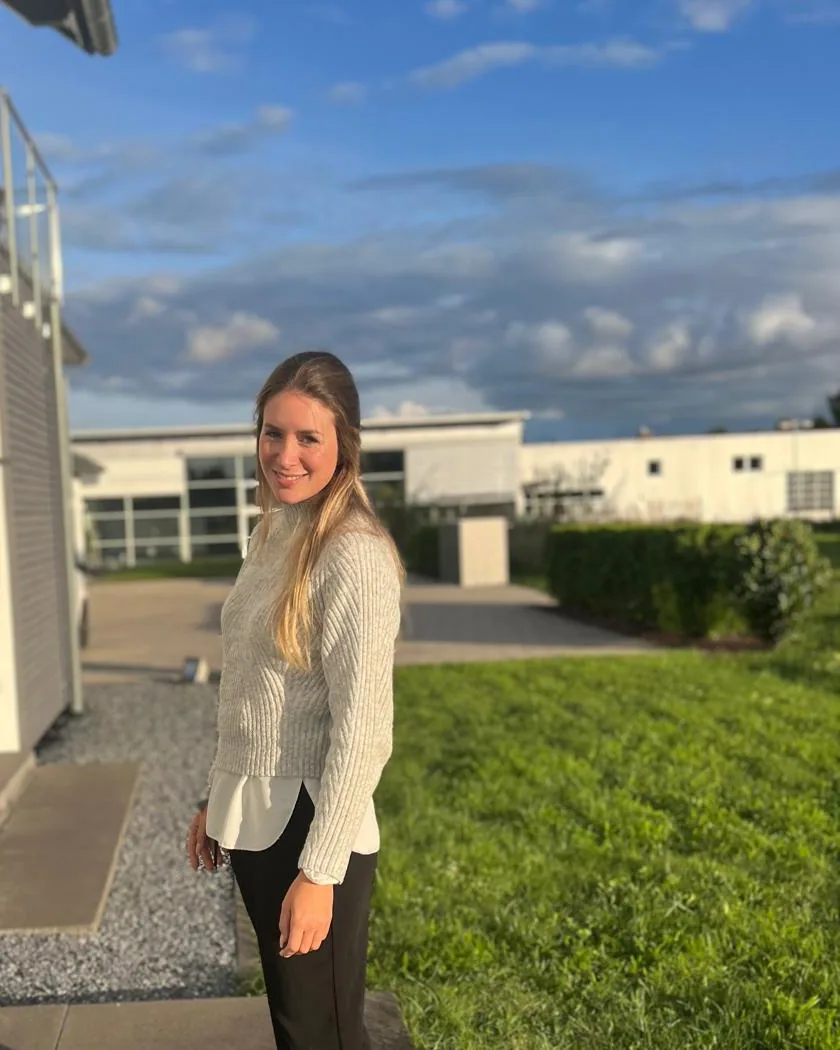 Marlen Weber im Abendlicht vor dem massa haus Musterhaus