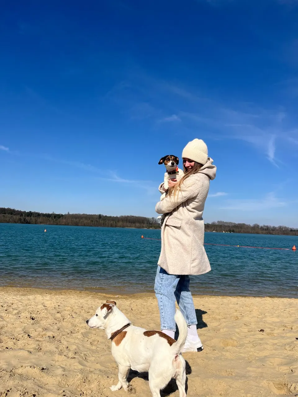 Marlen Weber mit zwei Hunden am Seeufer